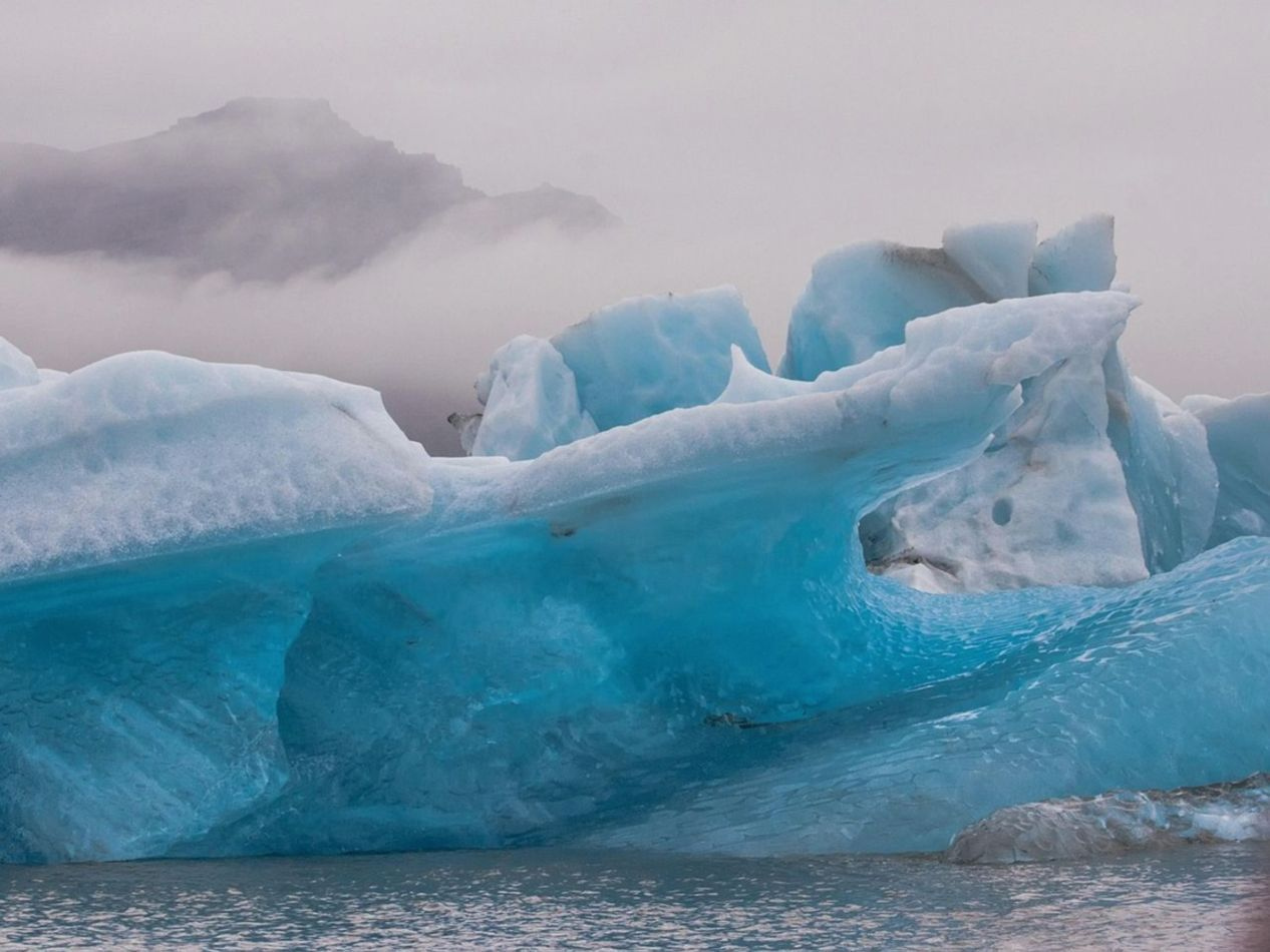 Una línea de hielo grueso vista a la primera luz del amanecer
